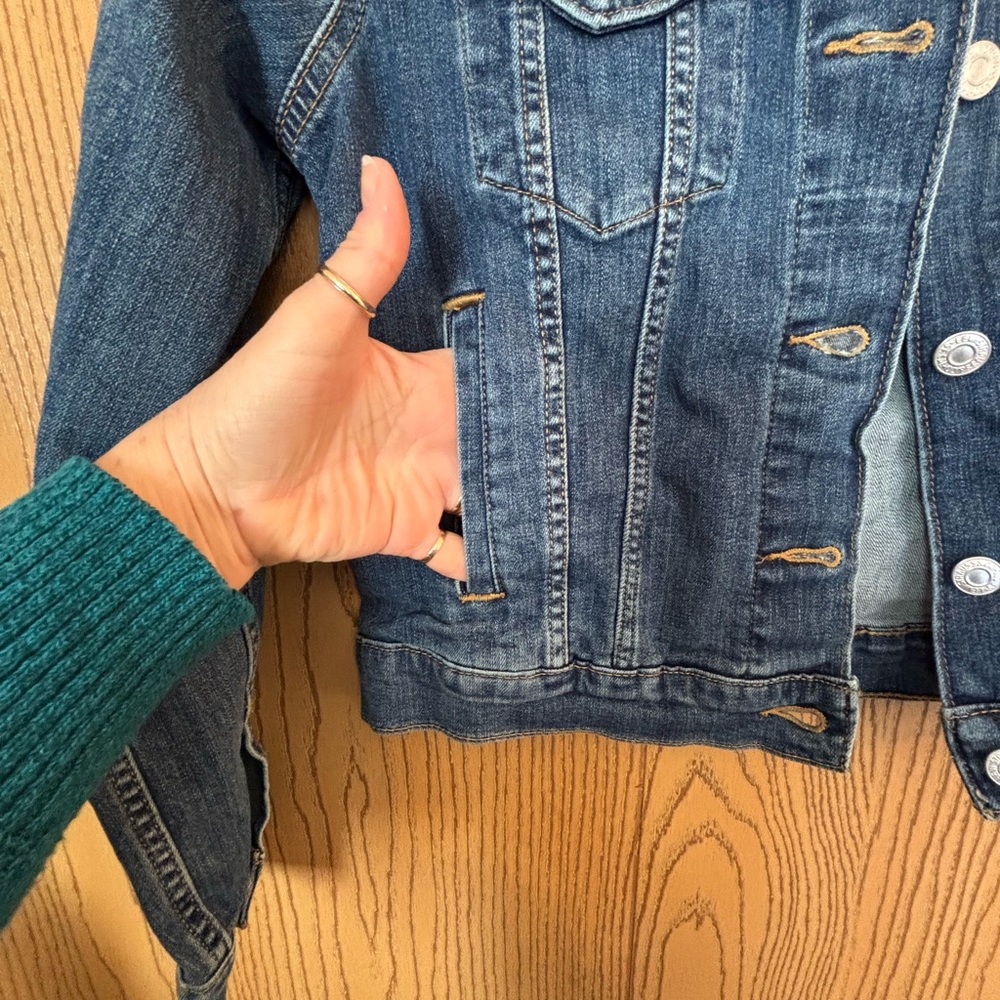 Levi's Women's Trucker Denim Jacket medium wash. - Picture 5 of 9